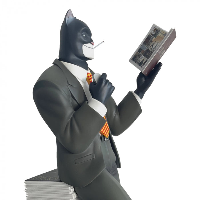 Collectoys - Figurine de collection en résine Blacksad sur une pile d'albums